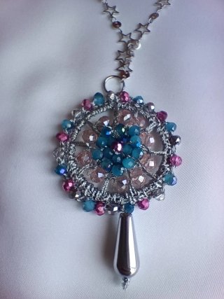 Collana mandala handmade con cristalli sfaccettati