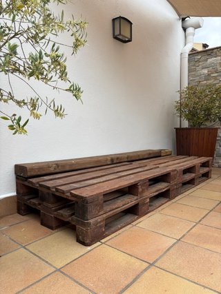 Sofá y mesa de palets con cojines