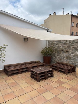 Sofá y mesa de palets con cojines