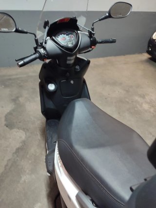 KYMCO Agility City 125 Scooter Negra/Blanca