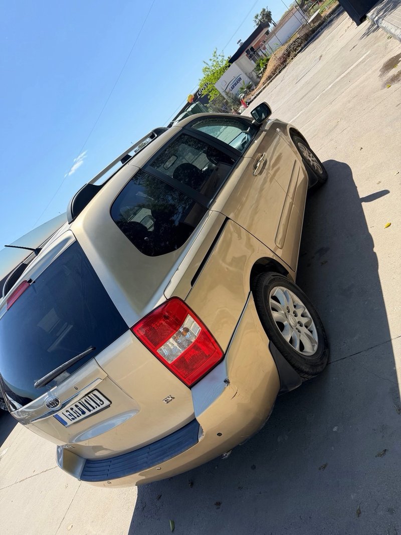 KIA Carnival 2010 - foto 1