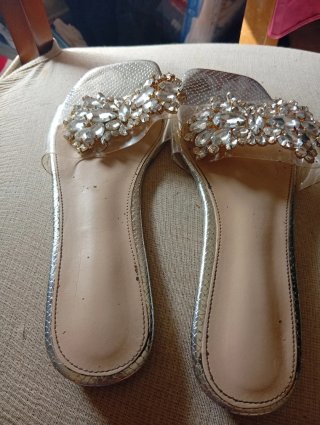 Sandalias planas con pedrería