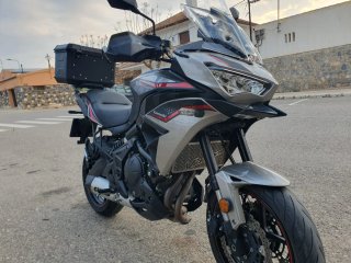 Kawasaki Versys 650 Negra y roja