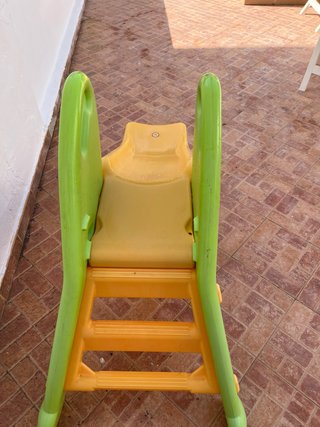 Tobogán infantil amarillo y verde