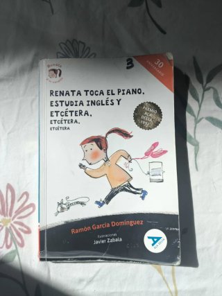 Renata toca el piano, estudia inglés y etcétera
