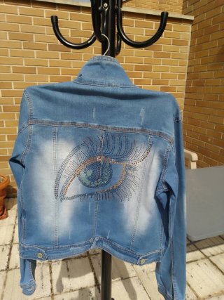 Chaqueta vaquera con abalorios