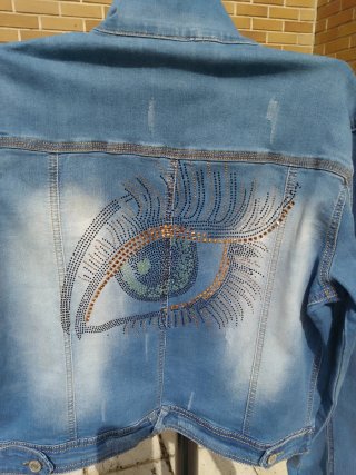 Chaqueta vaquera con abalorios