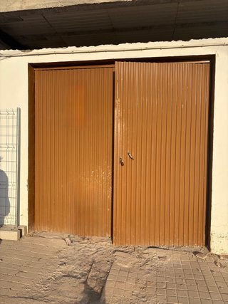 Puerta de garaje marrón
