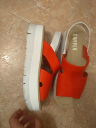 Sandalias Camper cuña naranja y blanco