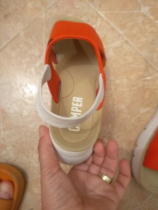 Sandalias Camper cuña naranja y blanco