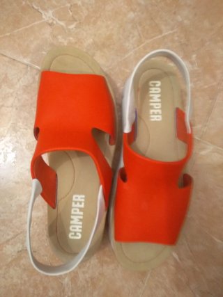 Sandalias Camper cuña naranja y blanco