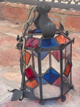Trío de faroles de cristal y metal