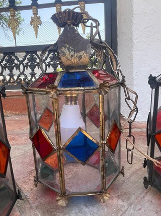 Trío de faroles de cristal y metal