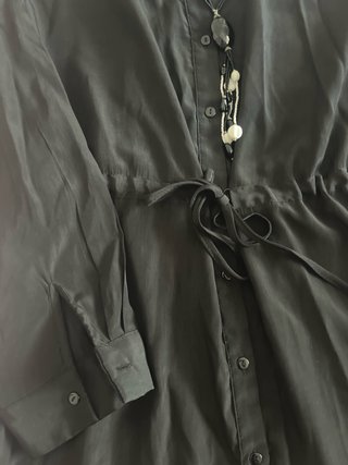 Vestido negro de raso con cordón