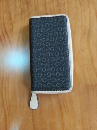Cartera Guess negra y Beige
