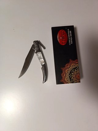Navaja de colección con detalles nacarados
