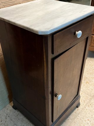 Mesita Noche Antigua con sobre de marmol