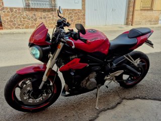 Triumph Street Triple 765 Roja y Negra