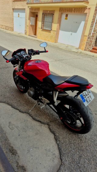 Triumph Street Triple 765 Roja y Negra