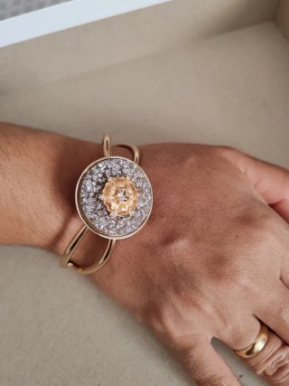 Brazalete dorado con detalles plateados