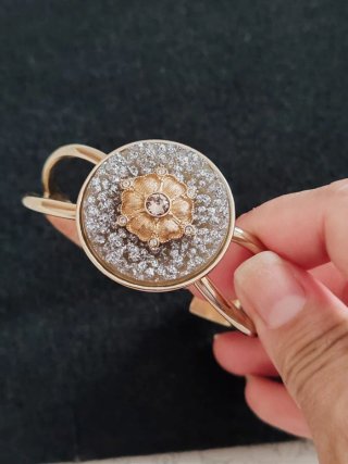 Brazalete dorado con detalles plateados