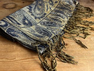 Pañuelo cuello azul y dorado con flecos