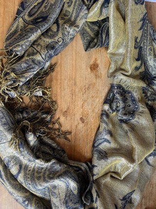 Pañuelo cuello azul y dorado con flecos