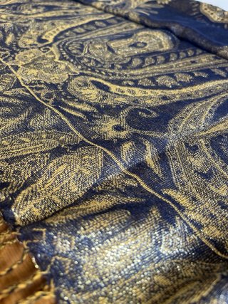 Pañuelo cuello azul y dorado con flecos