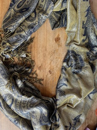 Pañuelo cuello azul y dorado con flecos