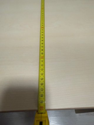 Mesa de escritorio de madera clara