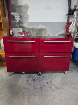Mesa auxiliar roja y blanca