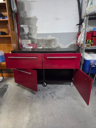 Mesa auxiliar roja y blanca