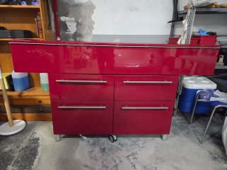 Mesa auxiliar roja y blanca