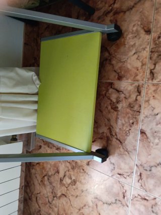 Mesa de estudio verde y gris