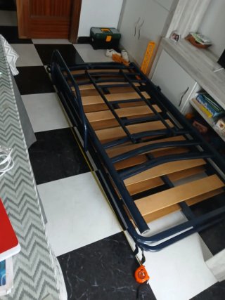 Litera metálica azul y madera