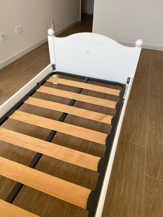 Cama individual de madera blanca