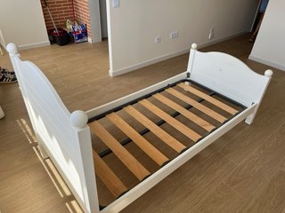 Cama individual de madera blanca