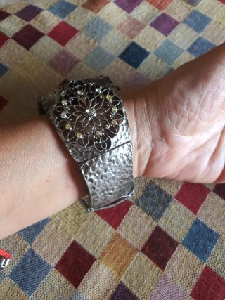 Pulsera labrada con pedrería