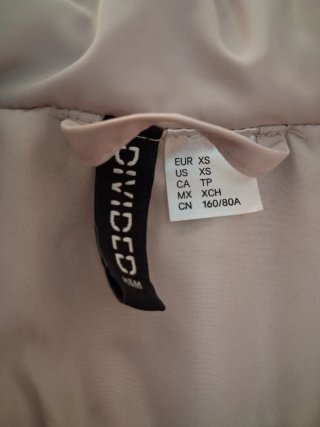 Chaleco acolchado beige y negro