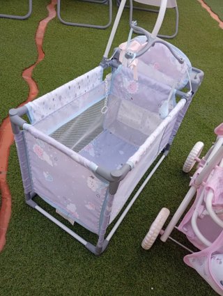 Cuna y carrito doble de muñecos