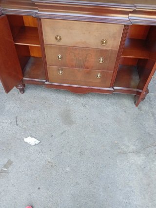 Mueble de madera marrón clásico