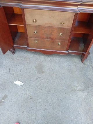 Mueble de madera marrón clásico