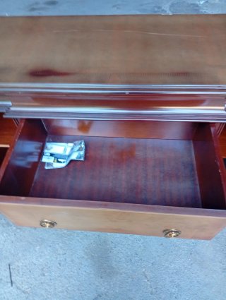 Mueble de madera marrón clásico