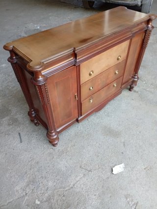 Mueble de madera marrón clásico