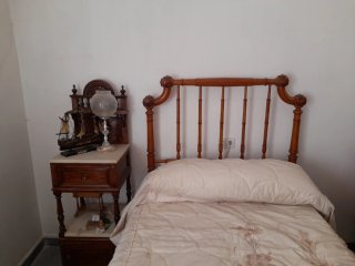 Cama antigua y preciosa mesita de noche