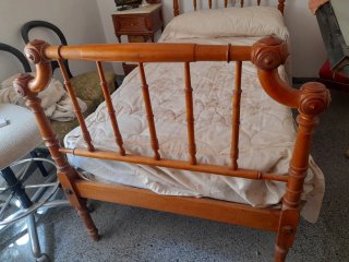 Cama antigua y preciosa mesita de noche
