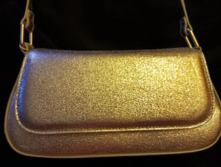 Bolso de mano dorado brillante