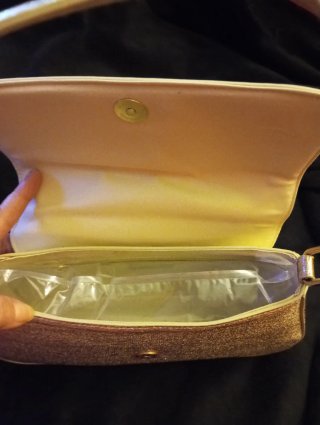 Bolso de mano dorado brillante
