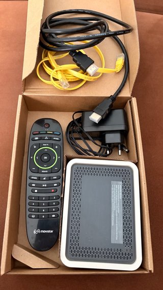 Deco UHD con Mando y Cables