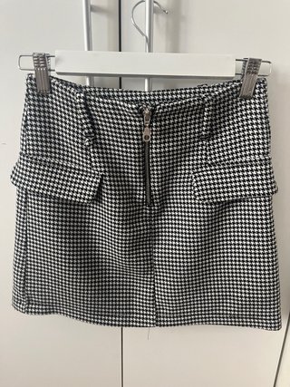 Falda mini Bershka cuadros blanco y negro T.XS
